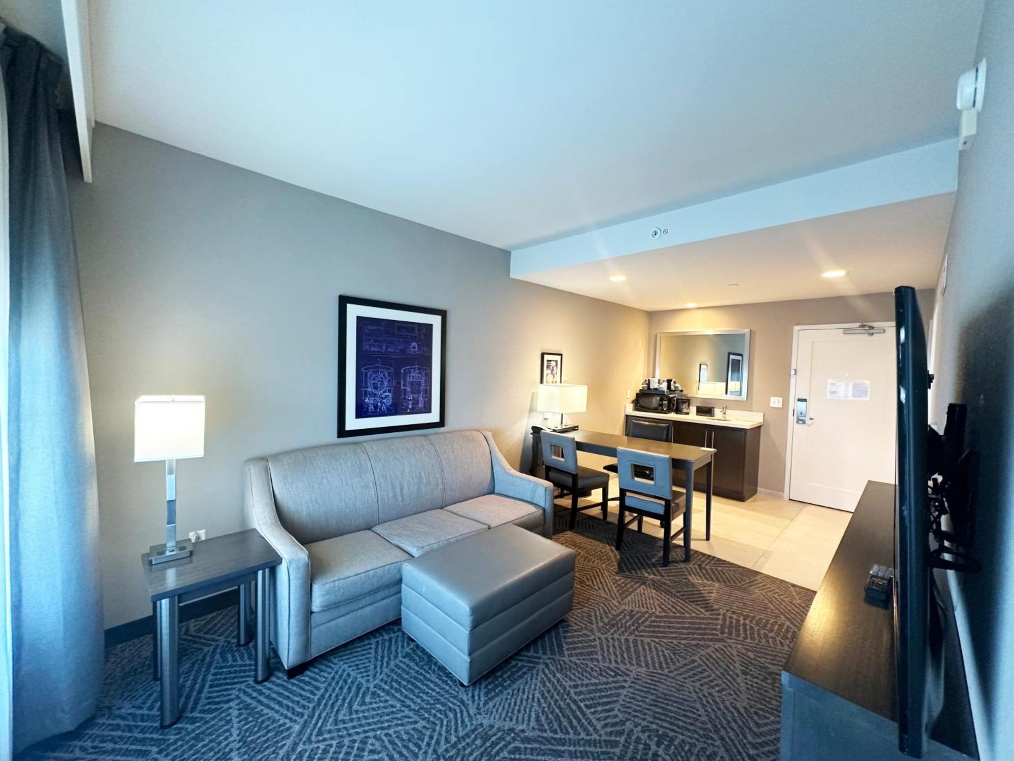 Embassy Suites By Hilton Kansas City Olathe Exterior photo
